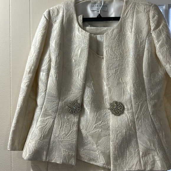 3 piece cream suit - Picture 2 of 3